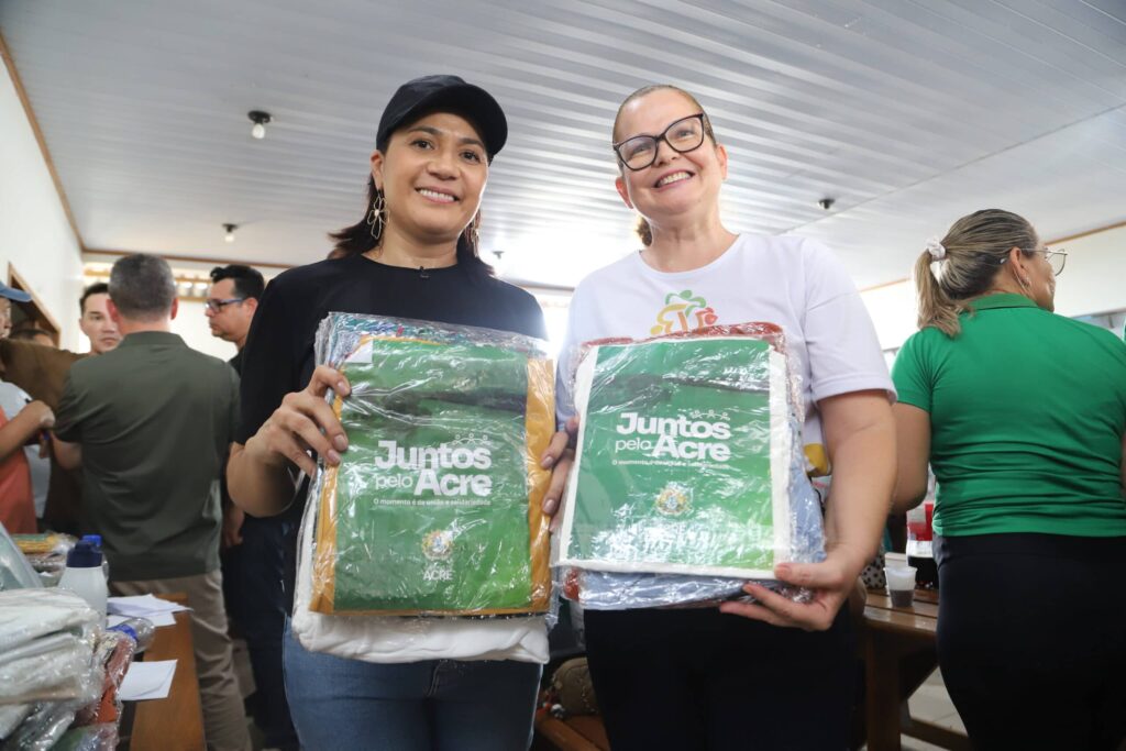 governadora-em-exercicio-mailza-leva-mais-de-400-kits-do-vestuario-social-a-moradores-da-zona-rural-de-cruzeiro-do-sul