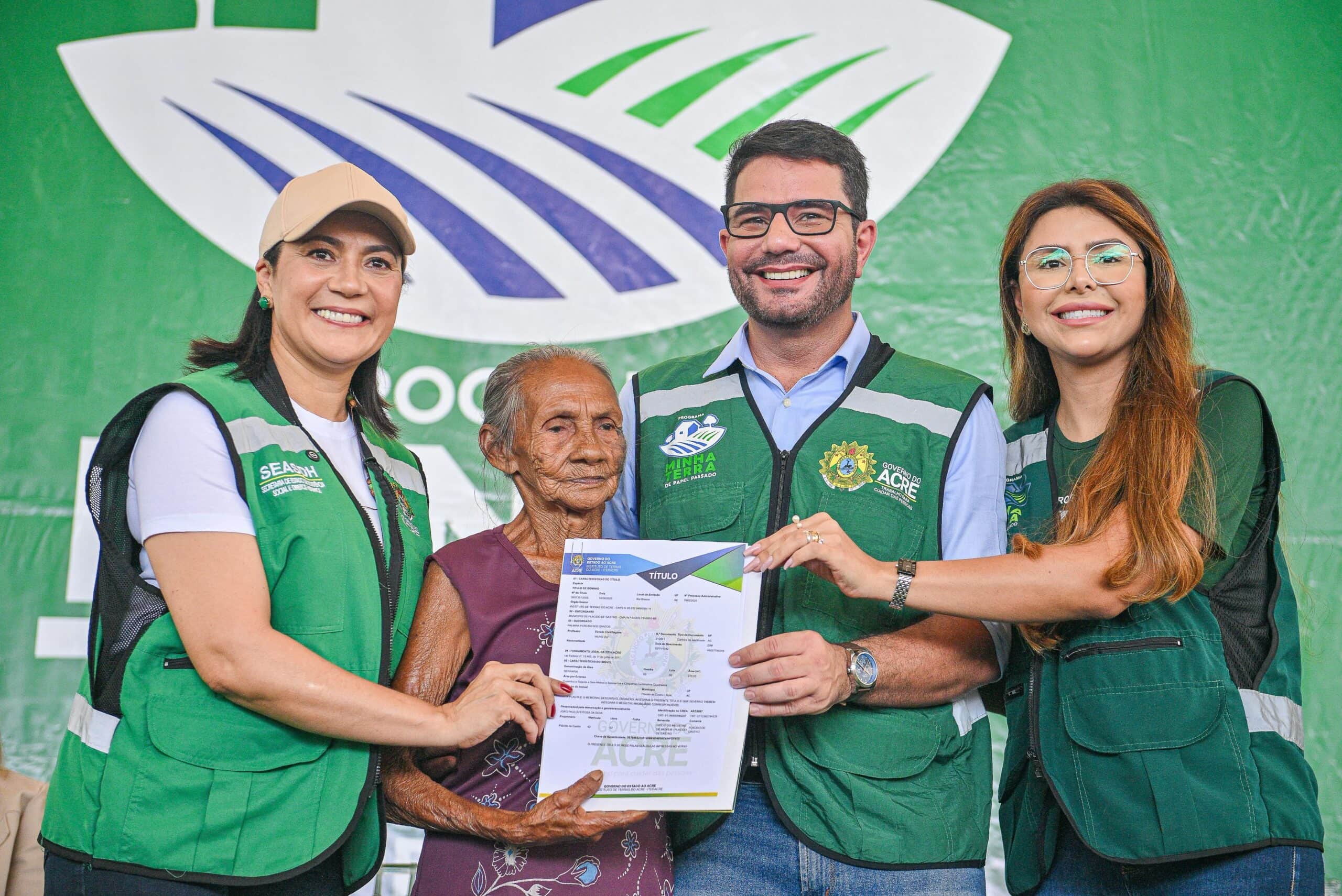 com-400-titulos-definitivos-entregues,-governador-reafirma-luta-contra-desigualdades-e-acelera-regularizacao-fundiaria-em-placido-de-castro