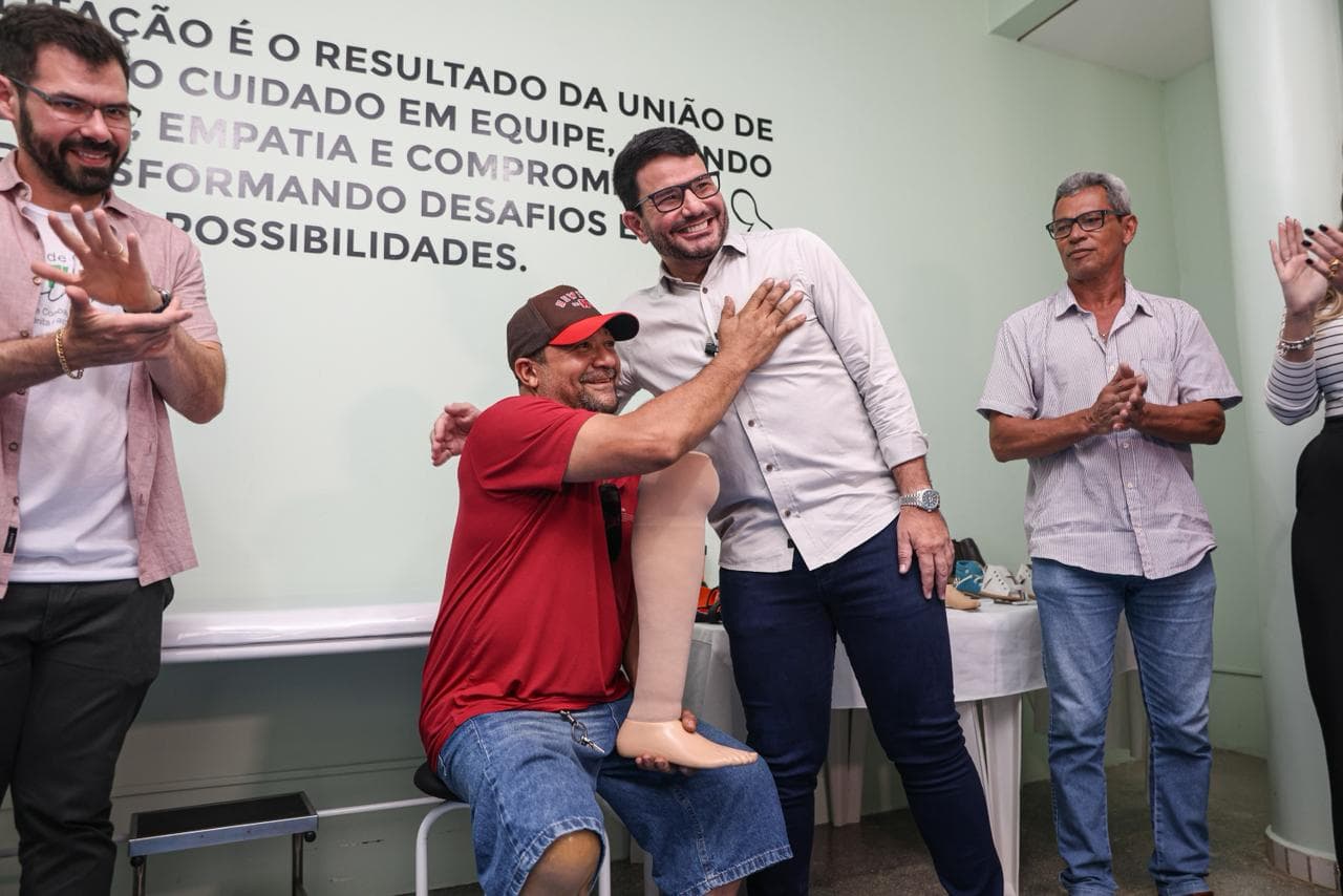 ‘essa-e-minha-maior-obra’,-diz-governador-ao-entregar-protese-a-paciente-atendido-pela-oficina-ortopedica-da-fundhacre
