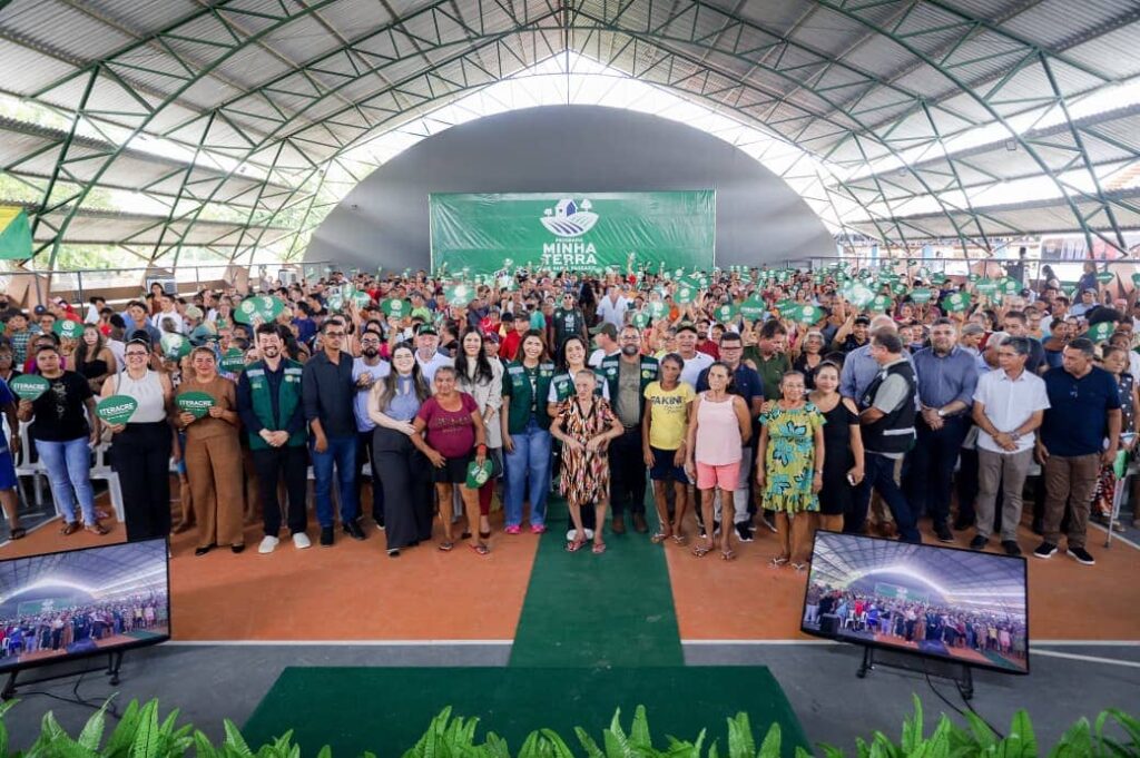 governadora-em-exercicio-mailza-assis-entrega-mil-titulos-definitivos-em-feijo-durante-acao-do-programa-juntos-pelo-acre