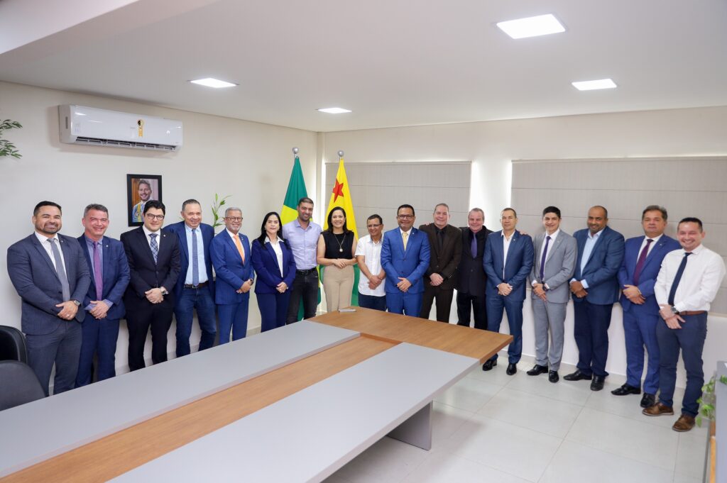 governadora-em-exercicio-mailza-recebe-deputados-da-base-do-governo-para-reforcar-dialogo-e-uniao-pelo-acre