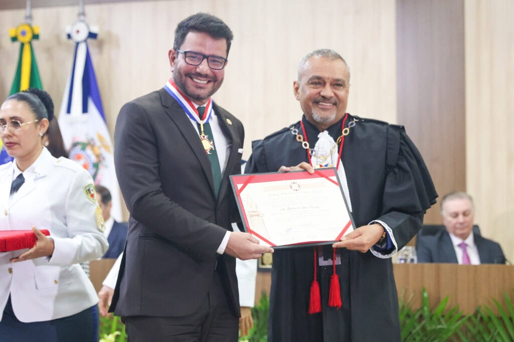 governador-gladson-cameli-e-condecorado-com-a-ordem-do-merito-judiciario-do-amazonas-em-manaus