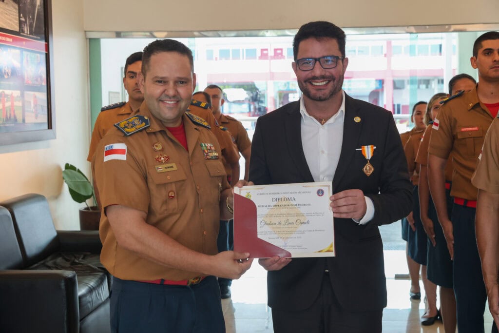 governador-gladson-cameli-e-homenageado-pelo-corpo-de-bombeiros-do-amazonas-com-a-medalha-imperador-dom-pedro-ii