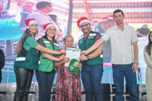 gladson-cameli-e-mailza-entregam-450-titulos-definitivos-de-terra-em-porto-acre-e-consolidam-gestao-como-a-que-mais-avancou-na-regularizacao-fundiaria