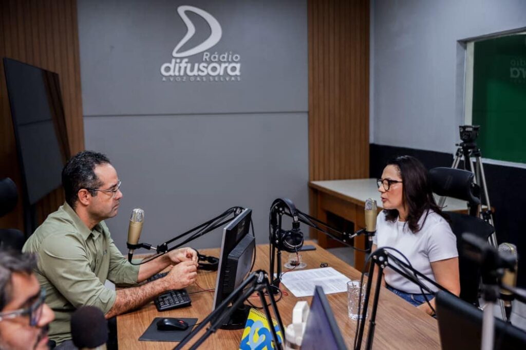 governadora-em-exercicio-mailza-concede-entrevista-na-radio-difusora-acreana-sobre-as-acoes-do-estado-em-2025