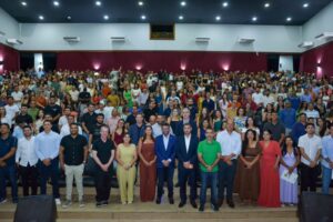 no-jurua,-governador-empossa-candidatos-aprovados-no-maior-concurso-da-educacao-da-historia-do-acre