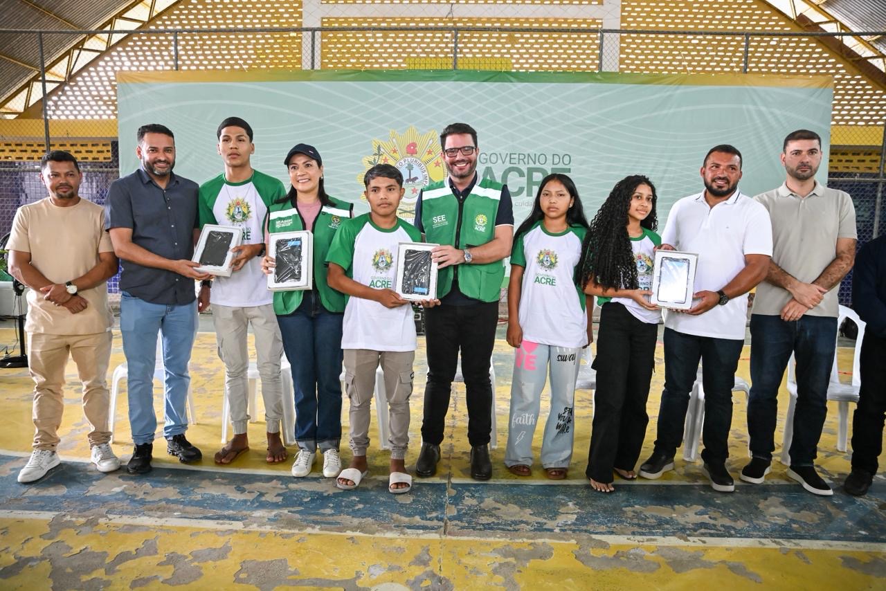 gladson-e-mailza-entregam-kits-escolares,-autorizam-manutencao-de-escolas-e-assinam-convenio-com-prefeitura-de-jordao