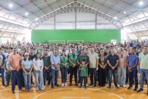 em-porto-walter,-governador-e-vice-anunciam-reforma-de-escolas,-entregam-kits-escolares-e-firmam-adesao-do-municipio-ao-programa-integra-acre