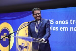em-celebracao-aos-35-anos-do-sebrae-no-acre,-governador-recebe-homenagem-e-destaca-impacto-da-instituicao-no-desenvolvimento-do-estado