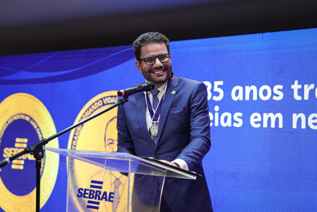 em-celebracao-aos-35-anos-do-sebrae-no-acre,-governador-recebe-homenagem-e-destaca-impacto-da-instituicao-no-desenvolvimento-do-estado