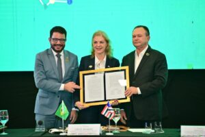 coordenadora-da-onu-no-brasil-recebe-homenagem-no-encerramento-do-forum-de-governadores-da-amazonia-legal