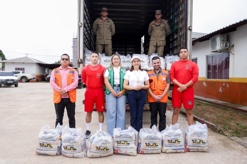 governadora-mailza-acompanha-chegada-de-cestas-basicas-para-familias-atingidas-pela-cheia-e-anuncia-reforma-do-batalhao-do-corpo-de-bombeiros-em-tarauaca