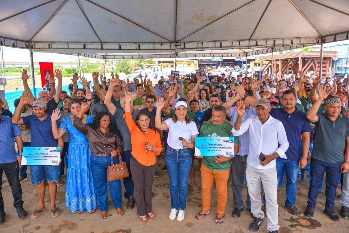 governadora-mailza-assis-prestigia-entrega-de-veiculos-e-equipamentos-ao-setor-produtivo-e-associacoes-comunitarias-do-jurua