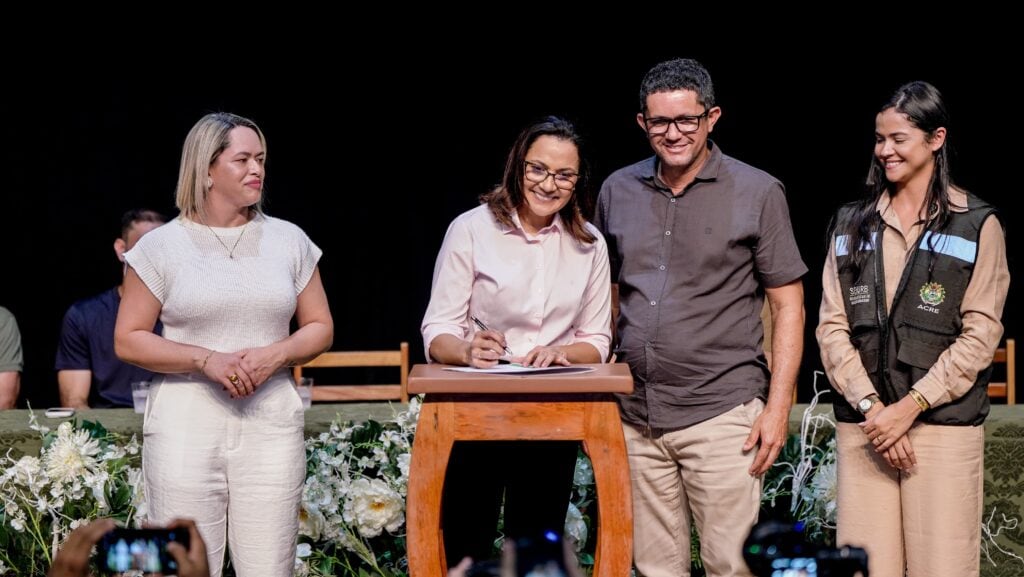 no-jurua,-governadora-mailza-assis-autoriza-construcao-de-210-unidades-habitacionais-em-tres-municipios-da-regiao