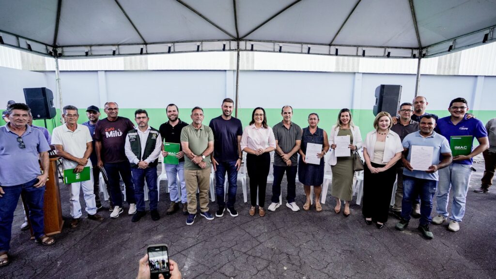 governadora-mailza-participa-de-entrega-de-licencas-ambientais-a-empreendedores-do-jurua