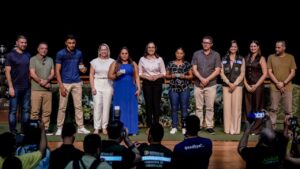 em-cruzeiro-do-sul,-governadora-mailza-fortalece-seguranca-no-transito-ao-entregar capacetes-e-cnhs-sociais