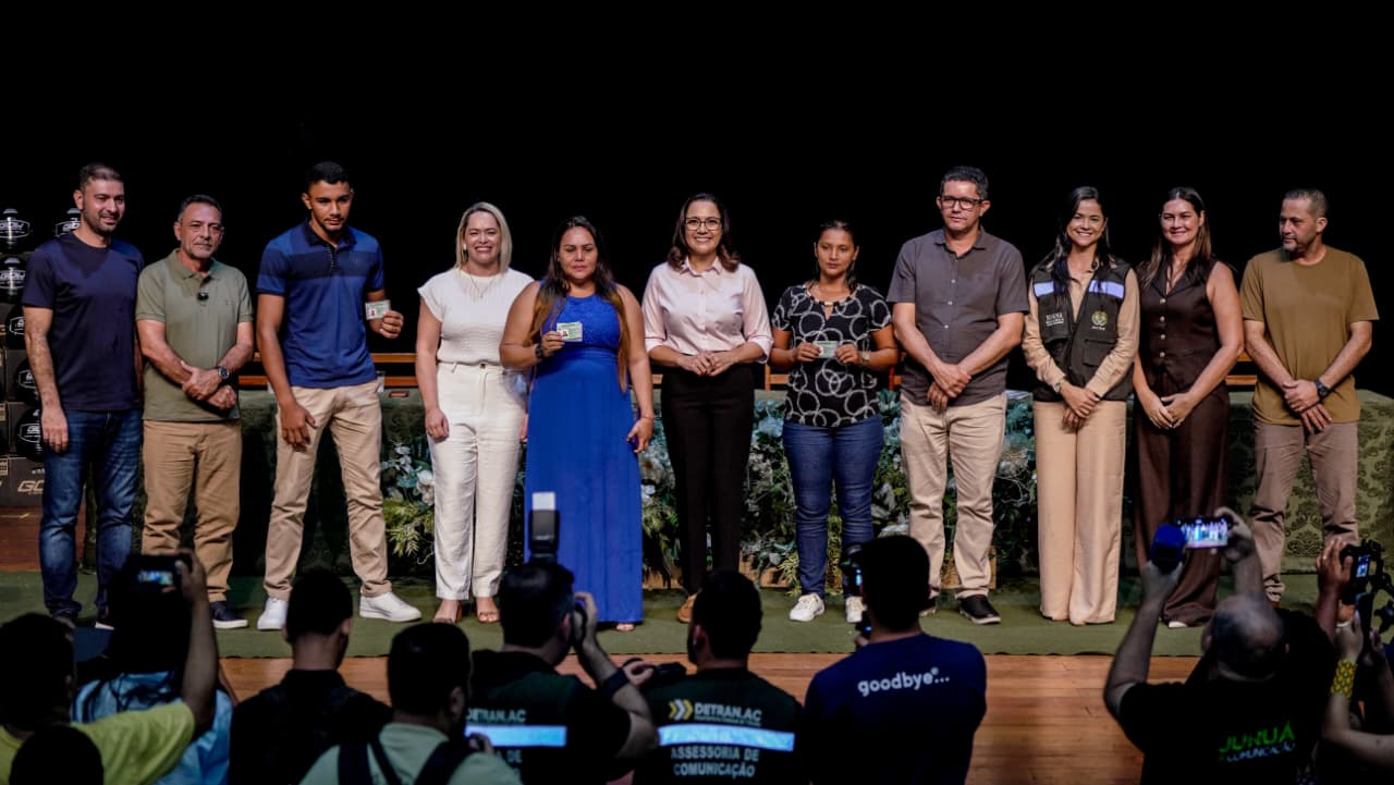 em-cruzeiro-do-sul,-governadora-mailza-fortalece-seguranca-no-transito-ao-entregar capacetes-e-cnhs-sociais