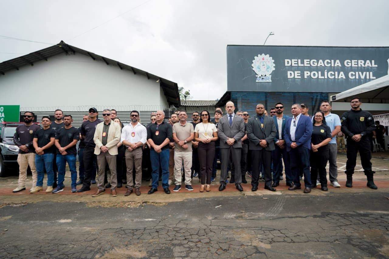 governadora-mailza-entrega-viaturas-e-equipamentos-a-policia-civil-de-cruzeiro-do-sul-e-reafirma-compromisso-com-a-seguranca-no-interior