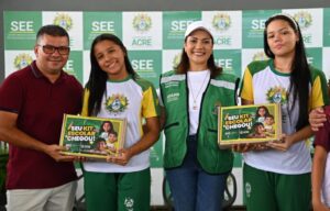 governadora-mailza-assina-ordens-de-servico-e-entrega-kits-escolares-para-estudantes-de-feijo