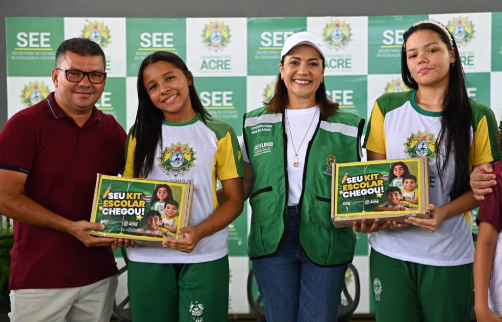 governadora-mailza-assina-ordens-de-servico-e-entrega-kits-escolares-para-estudantes-de-feijo