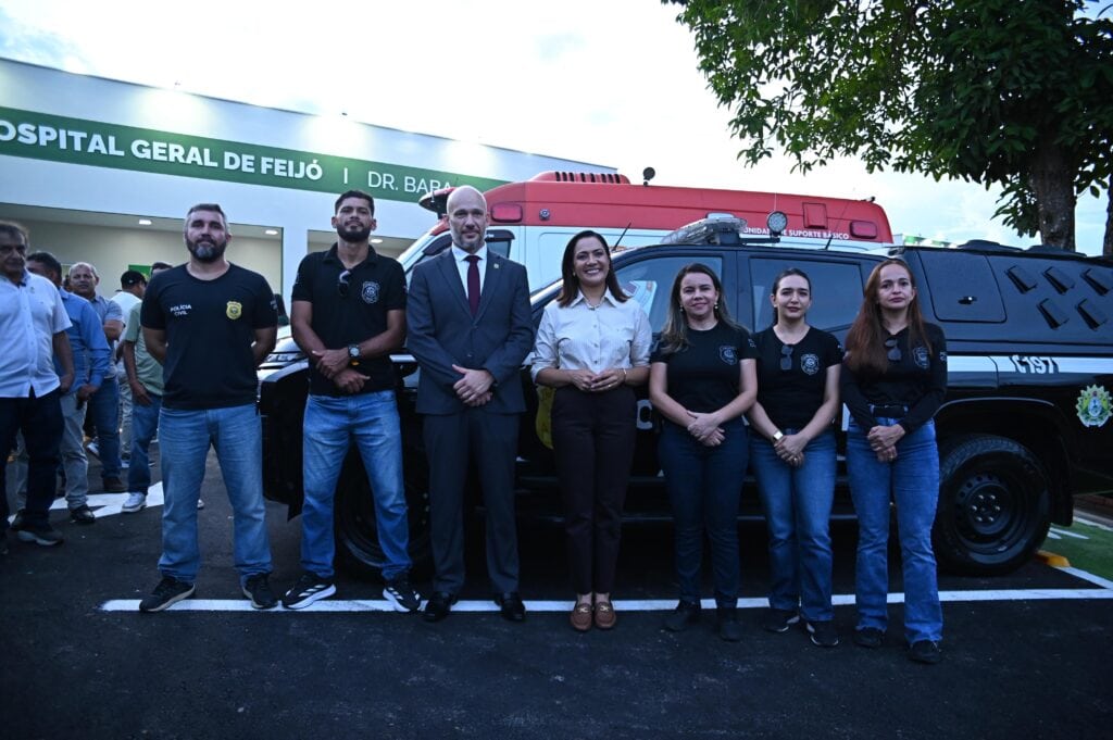 governadora-mailza-entrega-viatura-e-motor-para-a-policia-civil-em-feijo