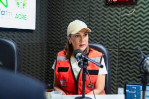 em-entrevista-a-radio-aldeia,-governadora-mailza-destaca-apoio-do-estado-as-familias-afetadas-pelas-cheias-em-cruzeiro-do-sul