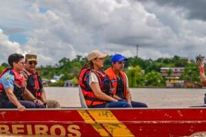 governadora-mailza-vistoria-areas-alagadas-e-reafirma-compromisso-durante-visita-a-abrigo-de-familias-indigenas-em-cruzeiro-do-sul