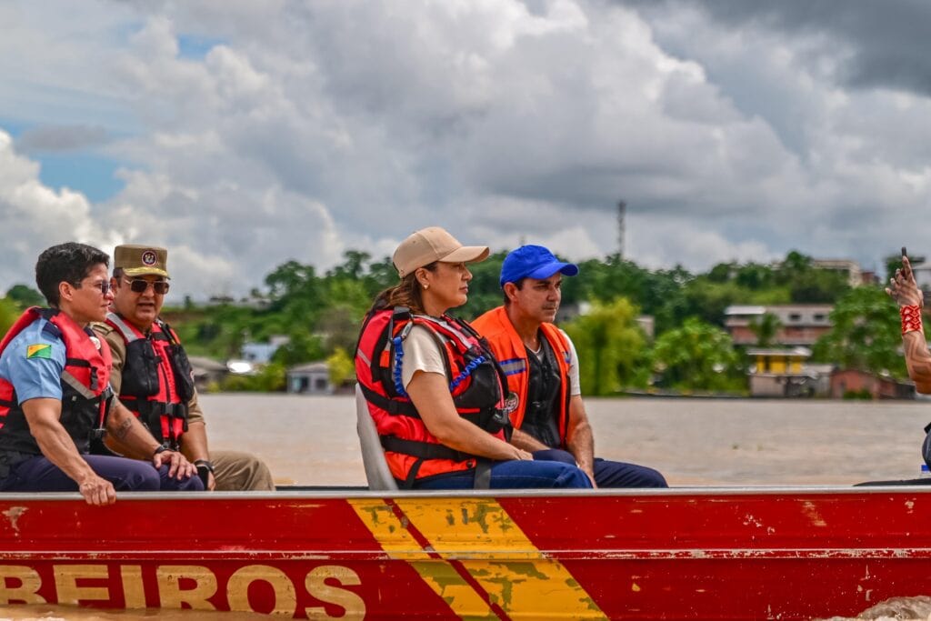 governadora-mailza-vistoria-areas-alagadas-e-reafirma-compromisso-durante-visita-a-abrigo-de-familias-indigenas-em-cruzeiro-do-sul