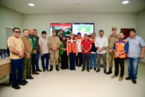 em-cruzeiro-do-sul,-governadora-mailza-visita-sala-de-monitoramento-do-rio-jurua-e-acompanha-dados-sobre-os-desabrigados
