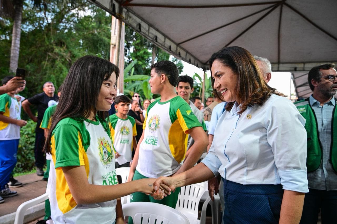 com-investimento-superior-a-r$-1-milhao,-governadora-entrega-kits-escolares-e-autoriza-reforma-de-escolas-em-placido-de-castro
