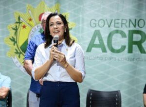 no-alto-acre,-governadora-mailza-cumpre-agenda-com-entregas-nas-areas-de-saude,-educacao,-meio-ambiente-e-regularizacao-fundiaria