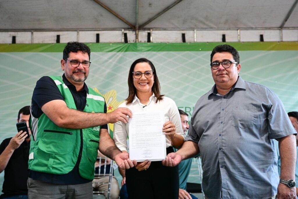 governadora-mailza-reforca-compromisso-com-a-educacao-em-brasileia-com-convenio-de-r$-1,5-milhao-e-entrega-de-kits-escolares