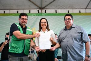 governadora-mailza-reforca-compromisso-com-a-educacao-em-brasileia-com-convenio-de-r$-1,5-milhao-e-entrega-de-kits-escolares