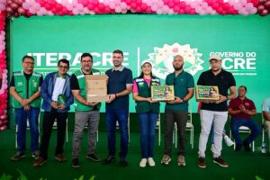 com-foco-em-investimentos-para-a-educacao,-governadora-mailza-assis-entrega-kits-escolares-em-epitaciolandia