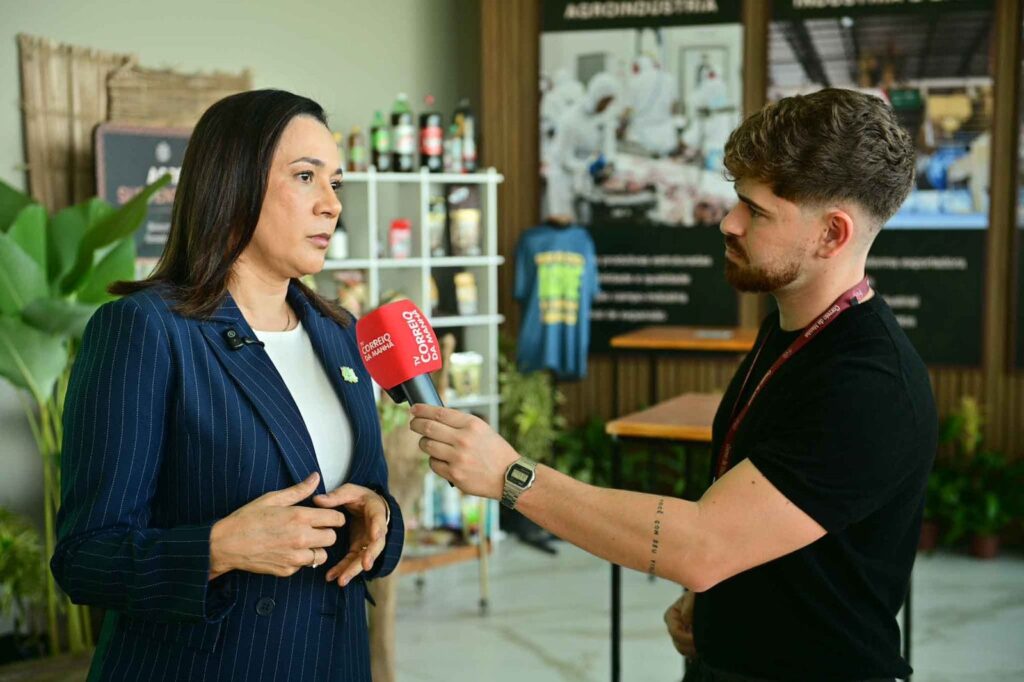 governadora-mailza-destaca-forca-da-producao-acreana-e-conexao-com-o-pacifico-em-entrevista-a-agencia-internacional-durante-evento-no-rio-de-janeiro