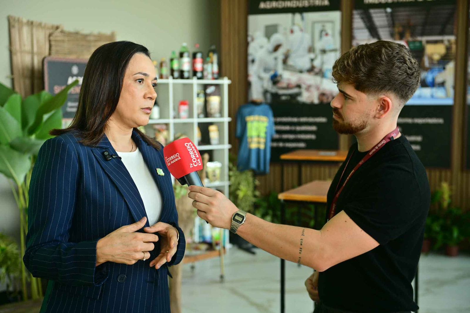 governadora-mailza-destaca-forca-da-producao-acreana-e-conexao-com-o-pacifico-em-entrevista-a-agencia-internacional-durante-evento-no-rio-de-janeiro
