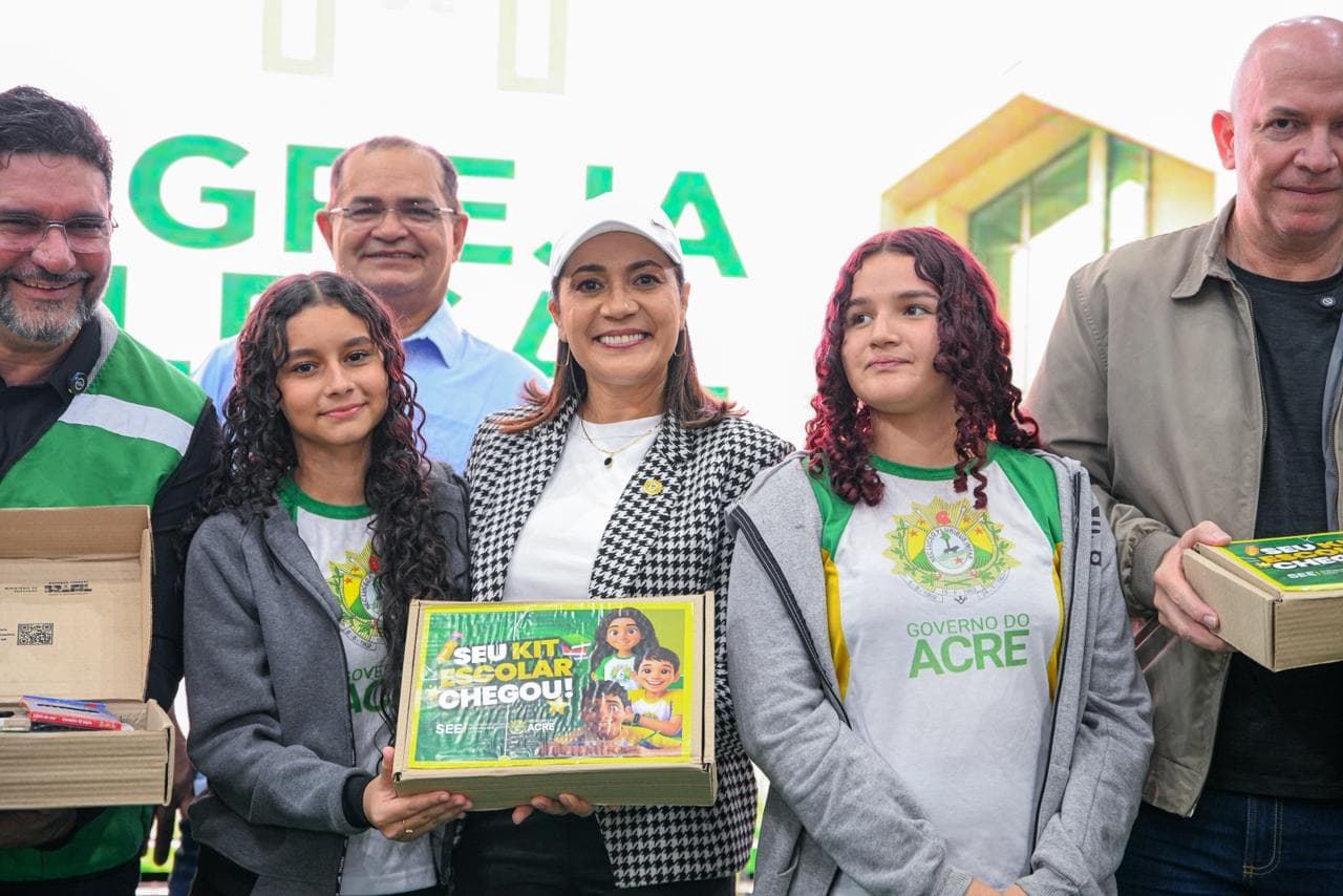 governadora-mailza-entrega-mais-de-10-mil-kits-escolares-e-autoriza-manutencao-em-escolas-rurais-de-sena-madureira