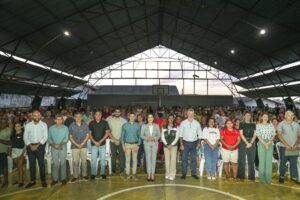 com-investimento-superior-a-r$-325-mil,-governadora-mailza-entrega-635-titulos-de-unidades-habitacionais-em-rio-branco
