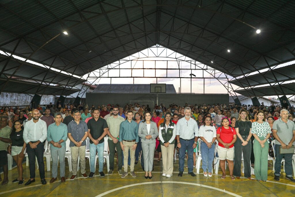 com-investimento-superior-a-r$-325-mil,-governadora-mailza-entrega-635-titulos-de-unidades-habitacionais-em-rio-branco