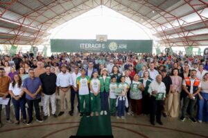 em-porto-acre,-governadora-mailza-assina-convenio-e-entrega-kits-escolares-para-mais-de-5,5-mil-estudantes
