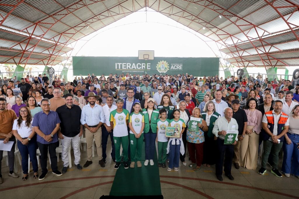 em-porto-acre,-governadora-mailza-assina-convenio-e-entrega-kits-escolares-para-mais-de-5,5-mil-estudantes