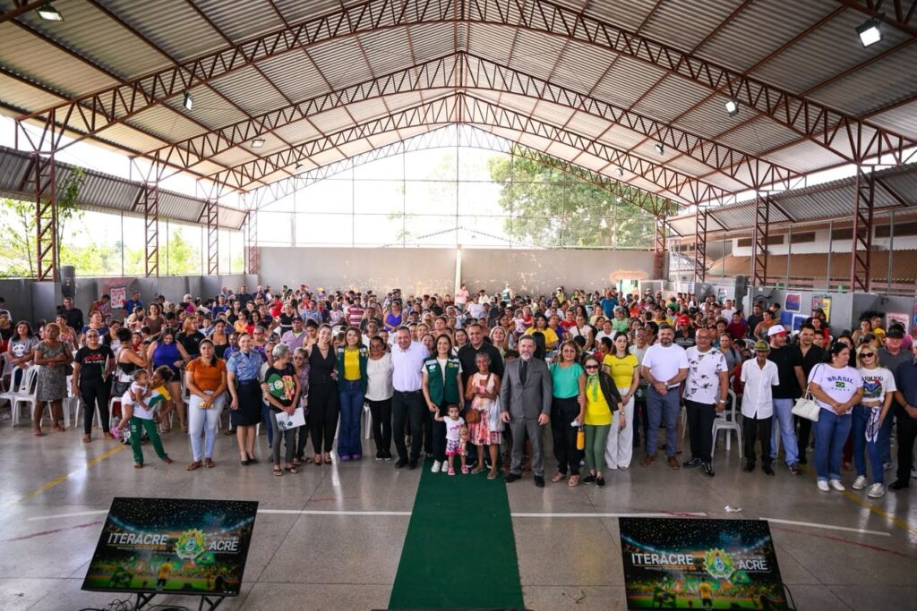 com-a-entrega-de-247-titulos-de-terra,-governadora-lanca-o-programa-reforma-lar,-que-vai-beneficiar-mil-familias-no-acre