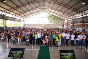 com-a-entrega-de-247-titulos-de-terra,-governadora-lanca-o-programa-reforma-lar,-que-vai-beneficiar-mil-familias-no-acre