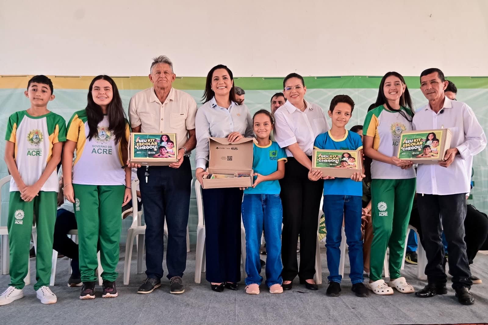 governadora-mailza-assina-convenio-de-r$-600-mil-para-reforma-de-escolas-rurais-e-entrega-mais-de-2-mil-kits-escolares-em-acrelandia