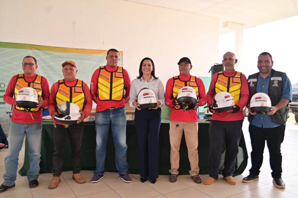 com-investimento-de-r$-180-mil-de-recursos-proprios,-governadora-mailza-assis-realiza-entrega-de-cnh-social,-coletes-e-capacetes-para-mototaxistas-em-acrelandia