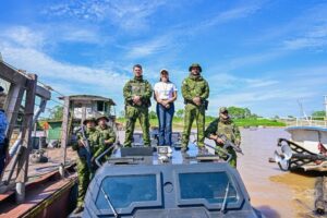 para-fortalecer-fiscalizacao-fluvial,-governadora-mailza-entrega-lancha-com-blindagem-e-tecnologia-de-ponta-em-cruzeiro-do-sul