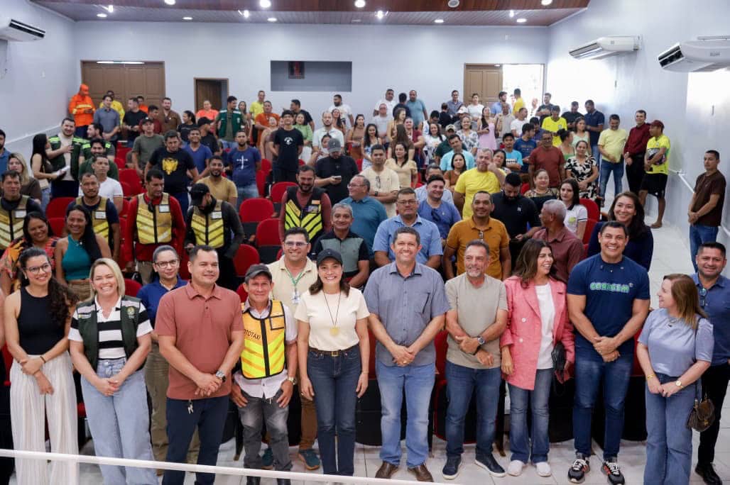 em-rodrigues-alves,-governadora-mailza-reforca-mobilidade-urbana-com-entrega-de-cnhs-sociais,-coletes-para-mototaxistas-e-autorizacao-de-obras-de-pavimentacao